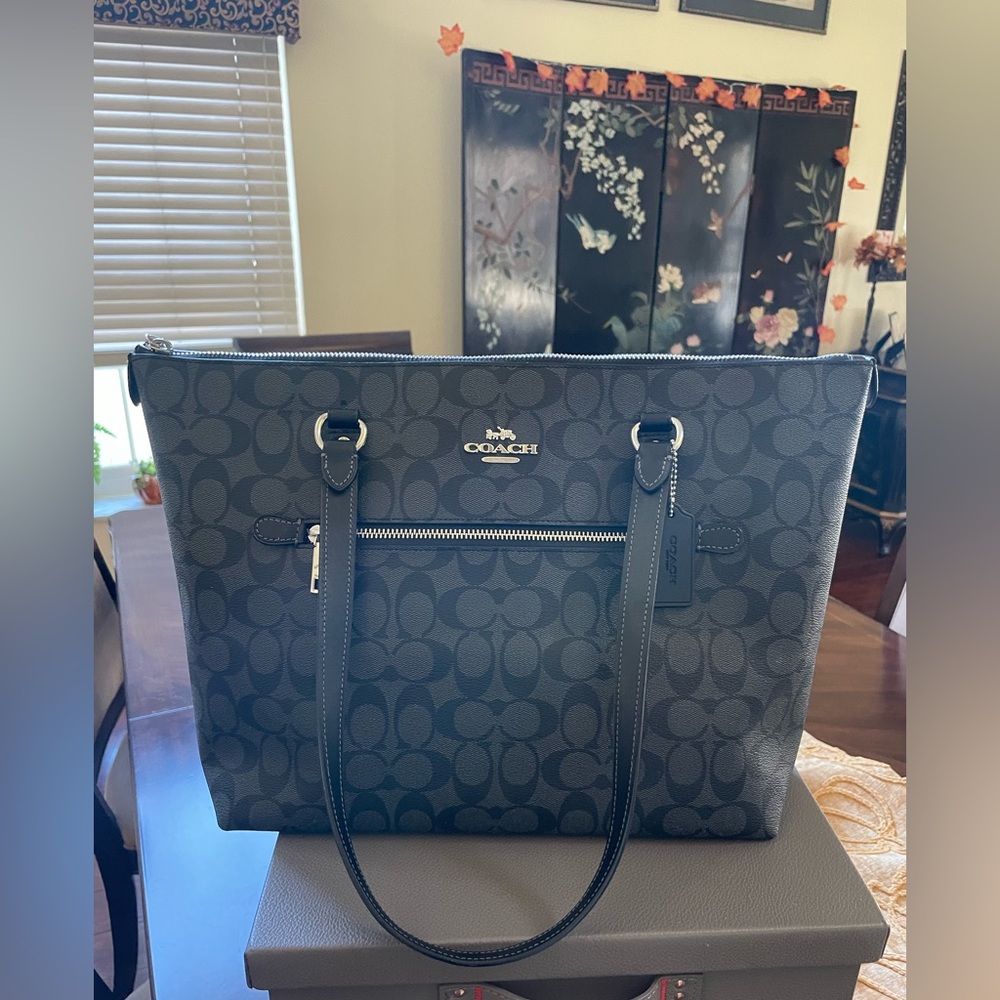 Coach Gallery Tote Bag In Signature Canvas.  Graphite/Black